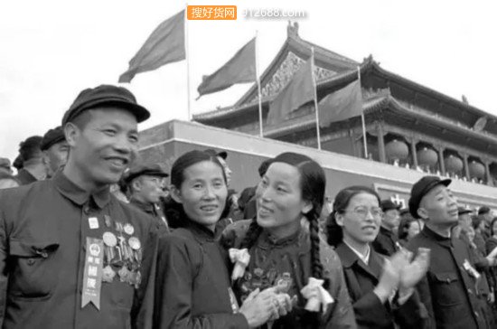 从两会服饰看时尚变迁 有没有你曾穿过的那一件2.jpg