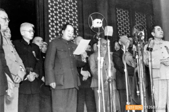 从两会服饰看时尚变迁 有没有你曾穿过的那一件1.jpg