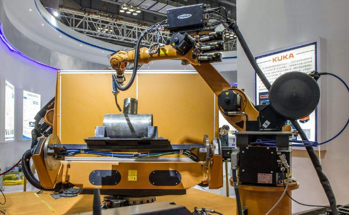 工业机器人与金属成型机床的集成应用