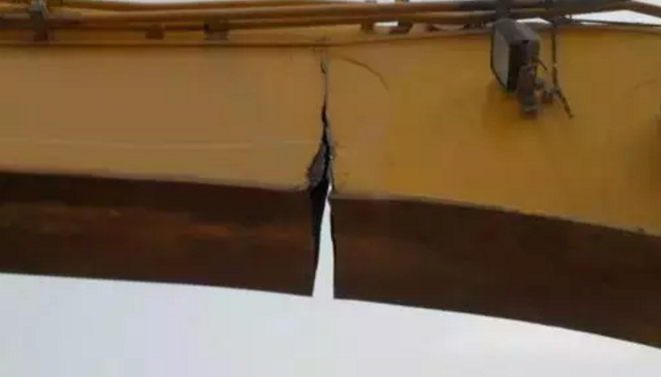 挖掘机大小臂开裂怎么办？怎么焊接修复裂缝？机械