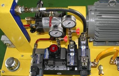 液压系统的作用为通过改变压强增大作用力。一个完整的液压系统由五个部分组成，即动力元件、执行元件、控制元件、辅助元件和液压油。
